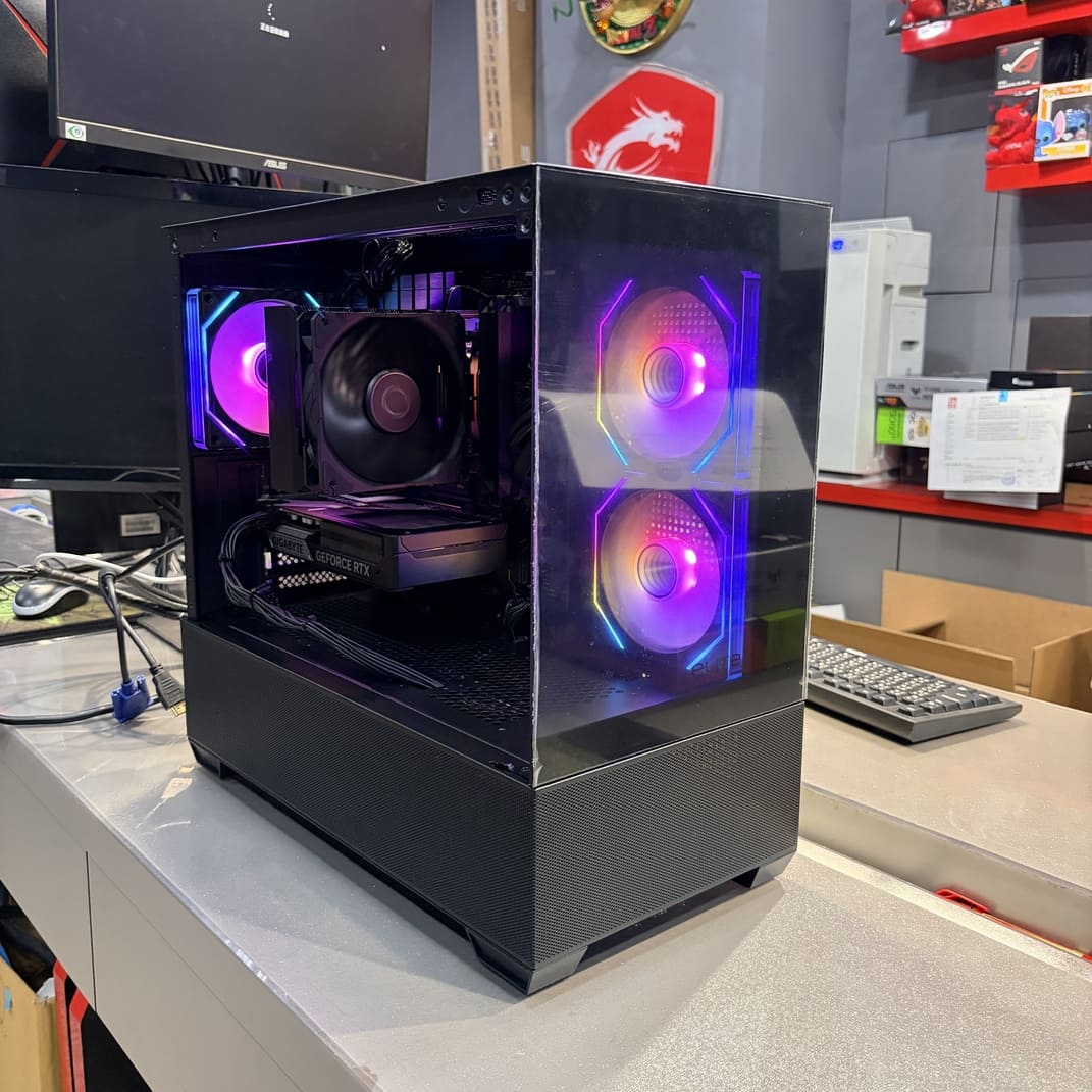 電腦主機正面視角，酷碼機殼網孔面板與雙 RGB 進氣風扇運作中