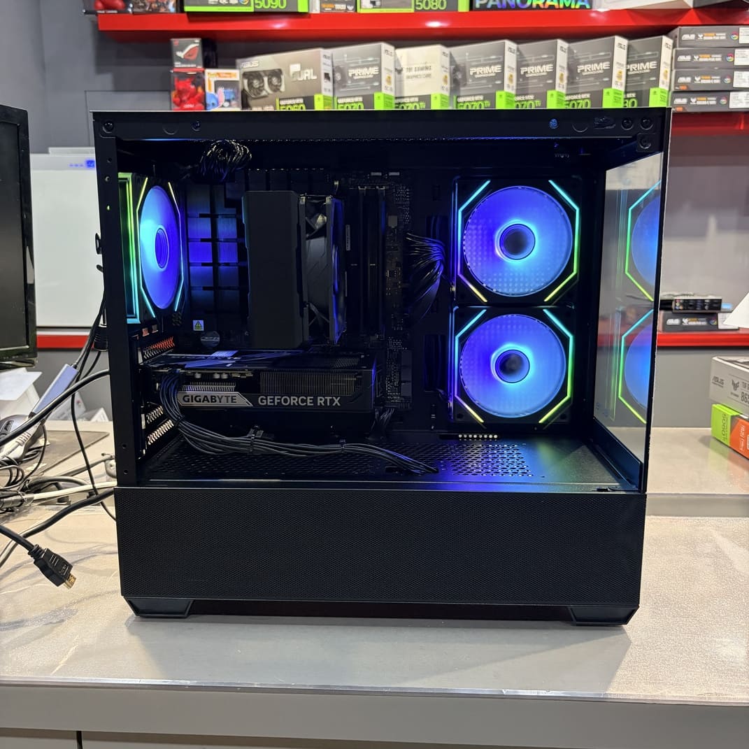 電腦內部結構特寫，無玻璃狀態，顯示 Hyper 212 散熱器與技嘉顯卡安裝位置