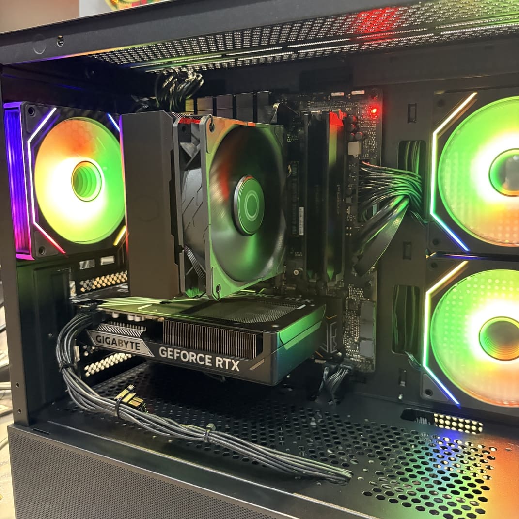 電腦內部近距離特寫，聚焦於 RTX 5060 Ti 顯卡背板與 CPU 散熱器細節