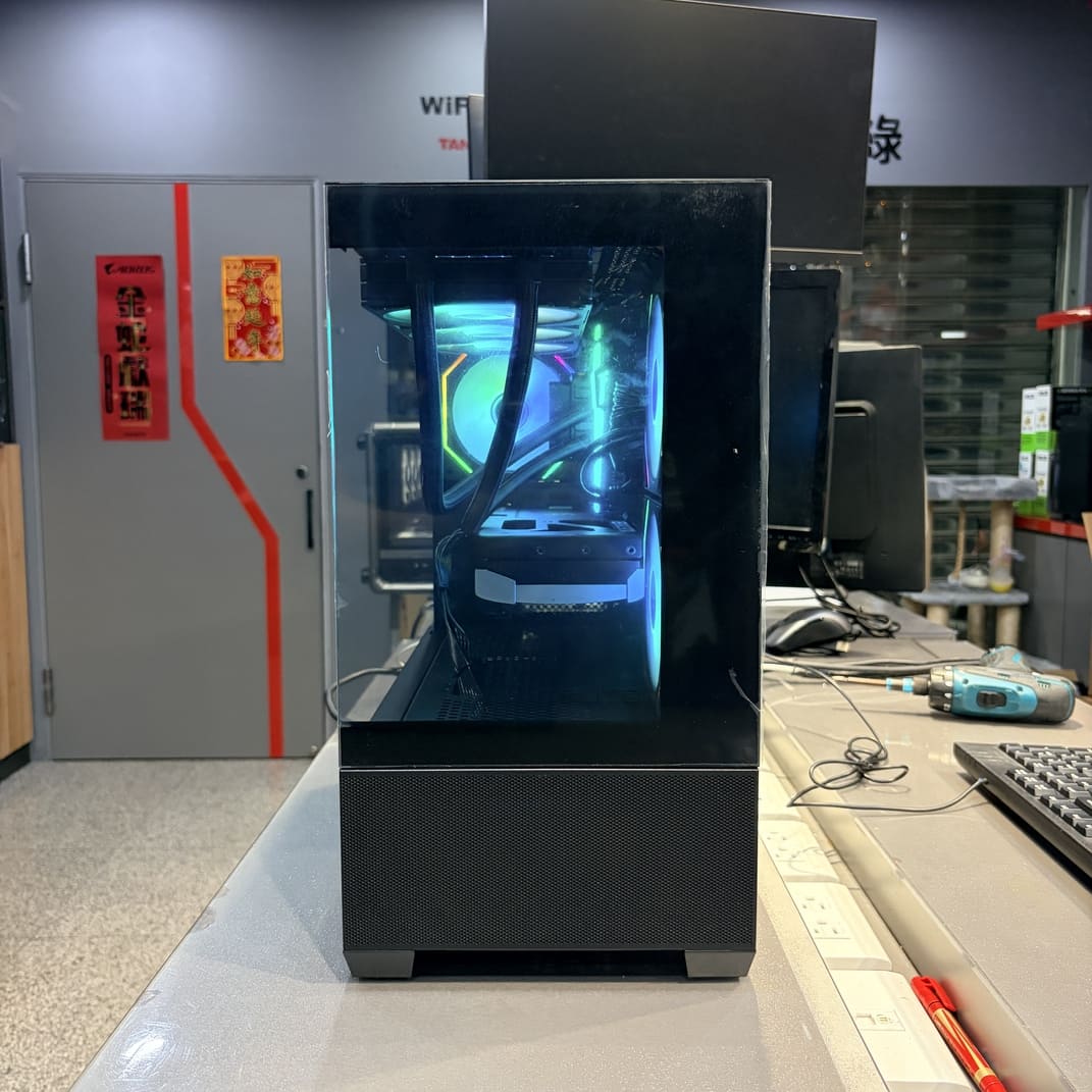 電腦組裝完工照 全機側面視角 玻璃透側 RGB燈效 黑色系電競主機