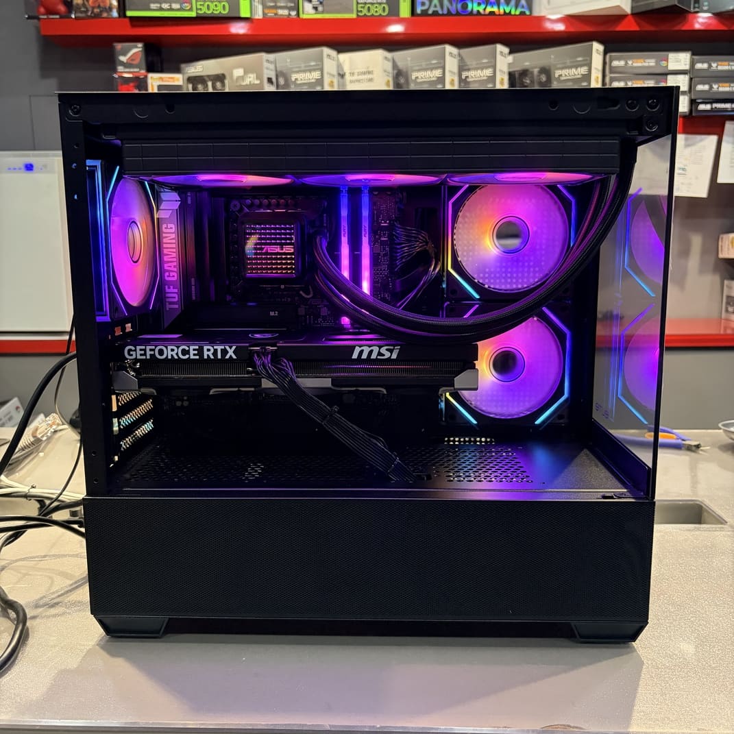 MSI RTX 5060 Ti 顯卡安裝特寫 三風扇顯卡 顯卡支架