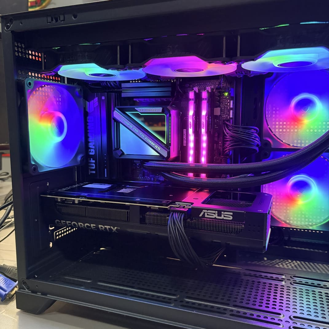 電腦機殼內部組裝細節 RTX 5070 Ti TCOMAS水冷