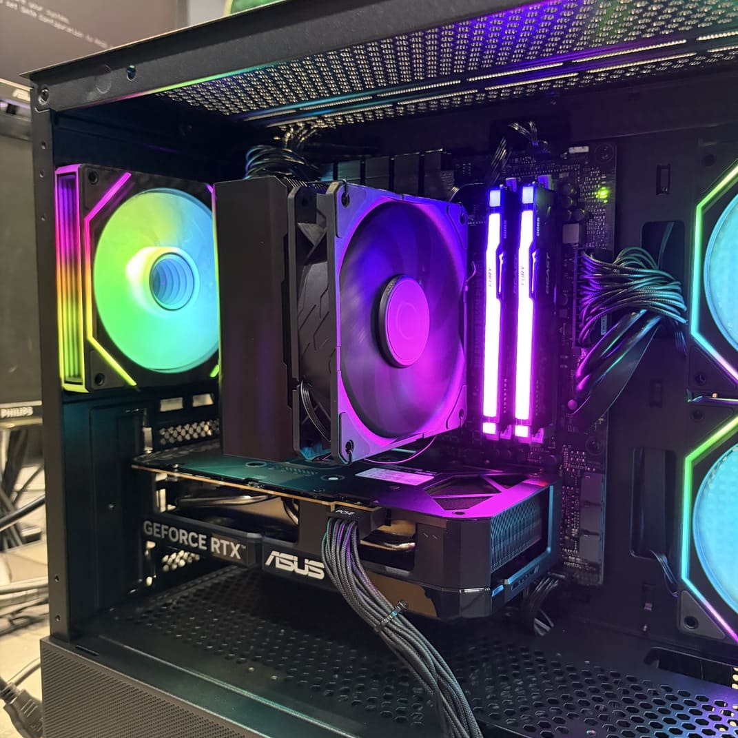電腦內部特寫 Cooler Master Hyper 212 Black 散熱器 Kingston DDR5 RGB