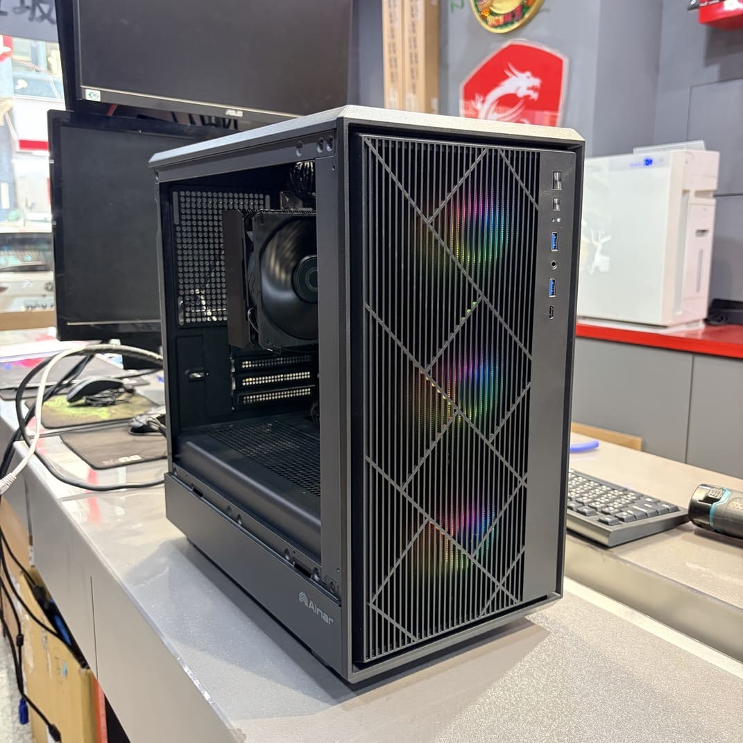 電腦主機側面視角 Ainar M200 黑色機殼