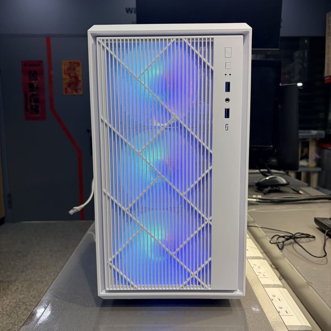 AINAR M200 白色機殼正面 ARGB風扇燈效