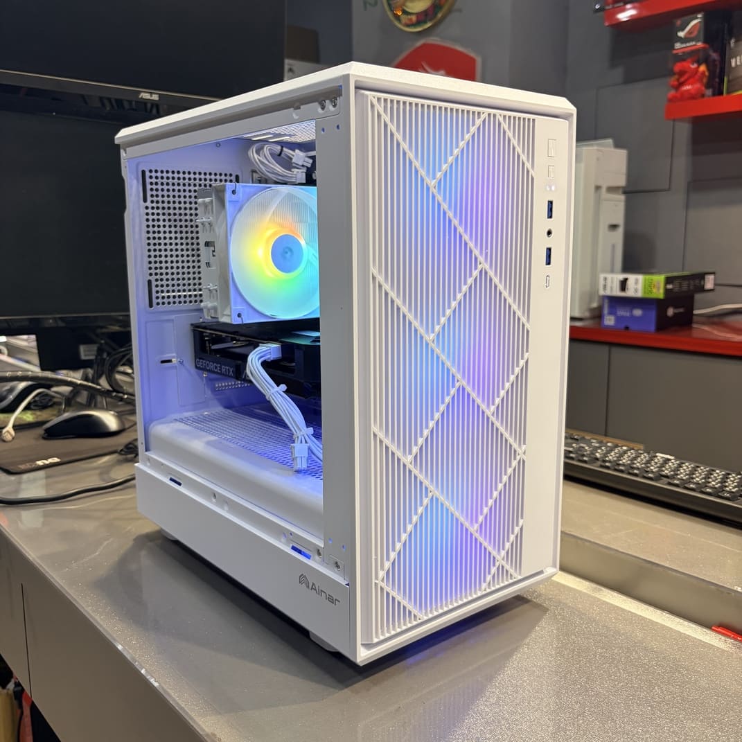 白色電競主機側面視角 玻璃側透