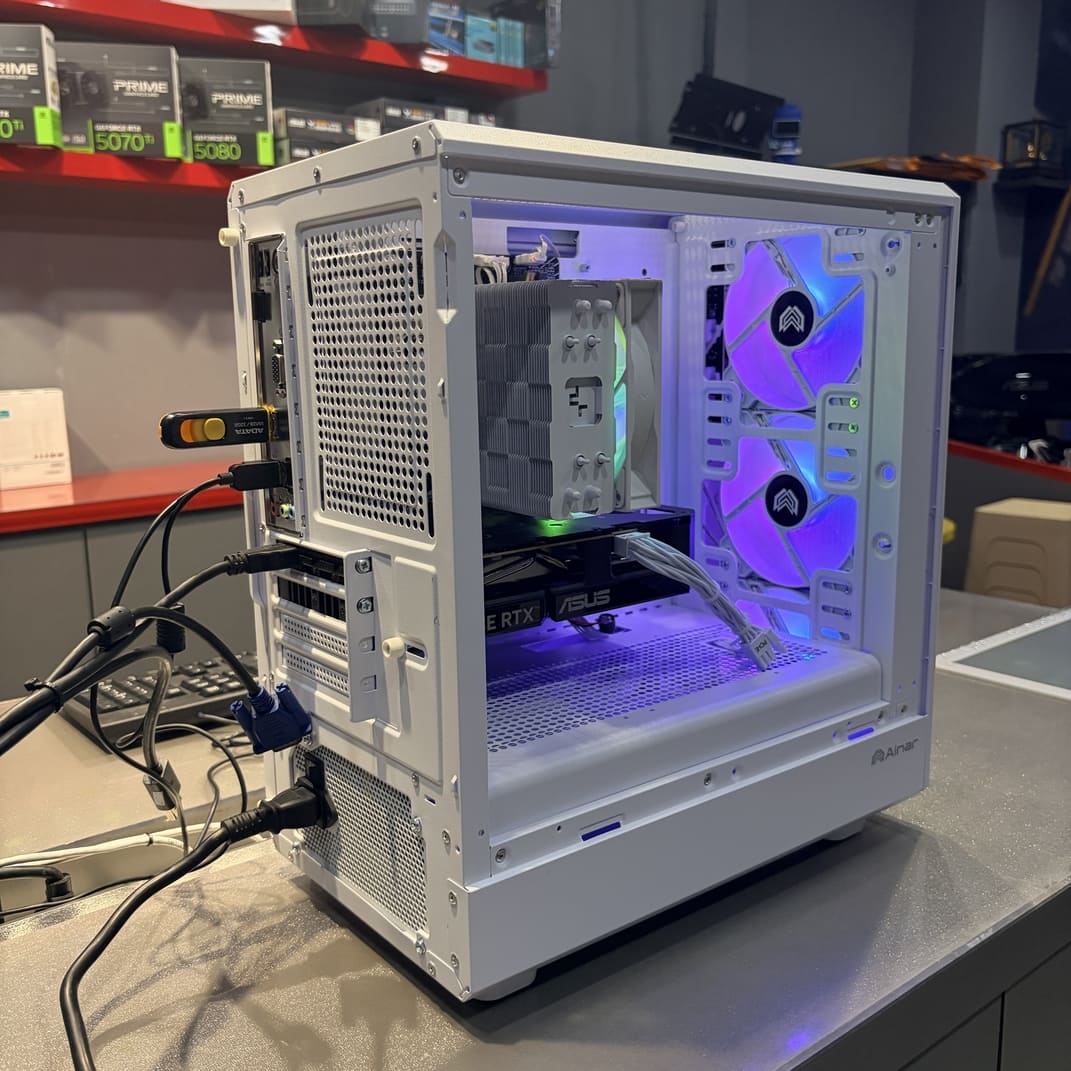 電腦機殼背面 IO介面 白色電源線材