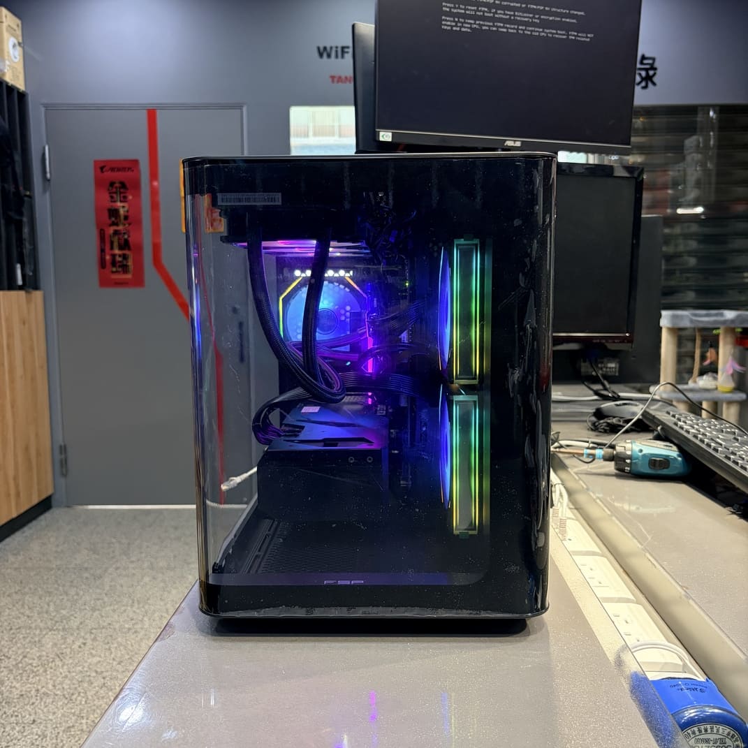 高階電競主機完成品 黑色系主題 玻璃反光質感
