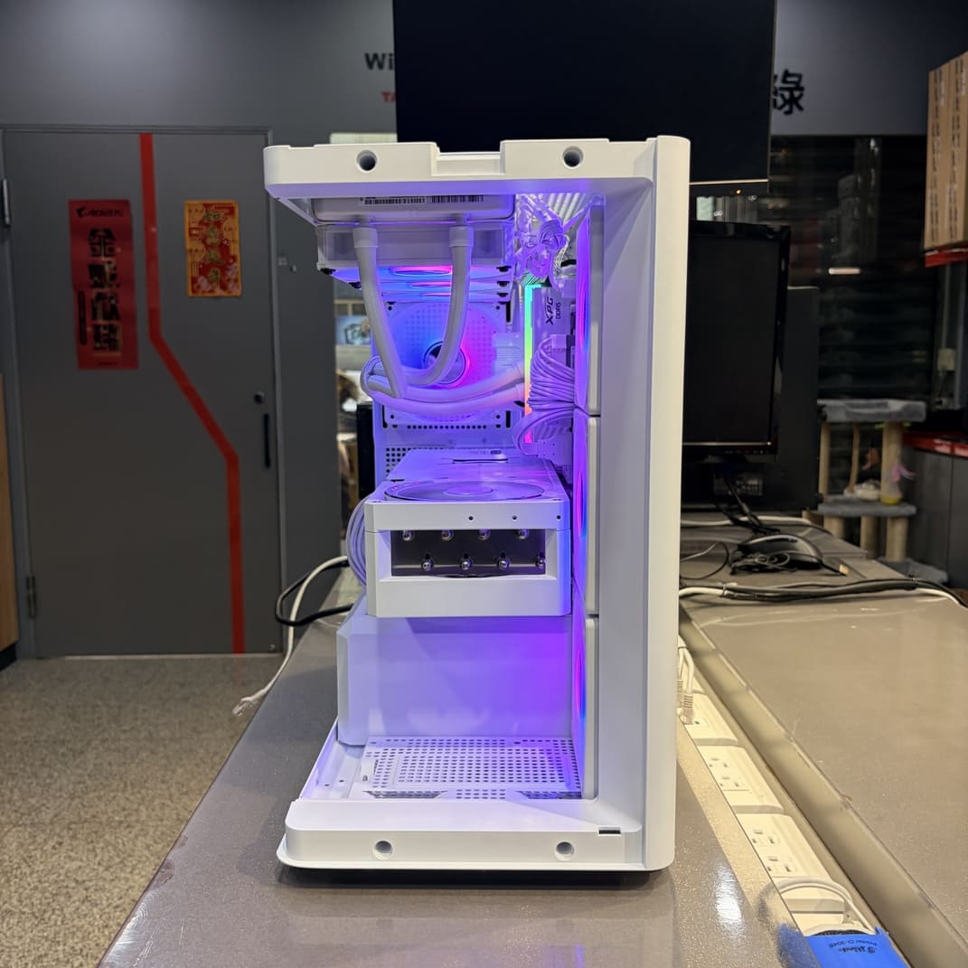 白色電競電腦組裝完工照 正面視角 RTX5080 R7-9800X3D