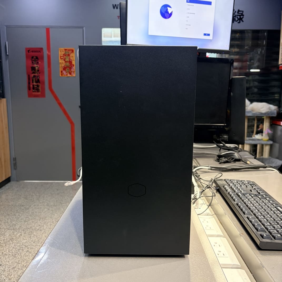 酷碼 Silencio S400 靜音機殼正面照，黑色極簡設計，適合低調玩家