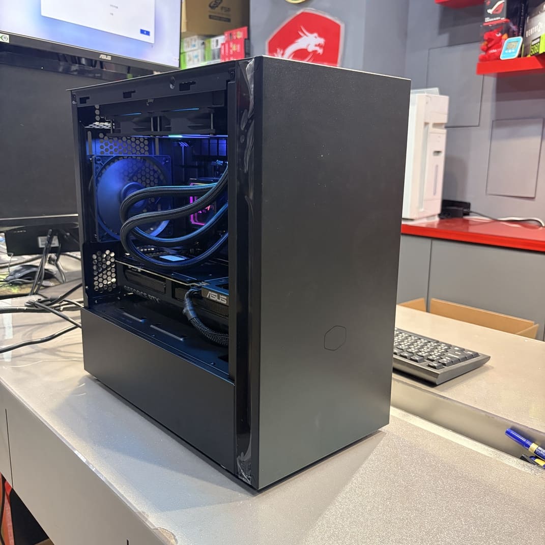 電腦主機 45 度角側拍，展示機殼質感與進氣口設計