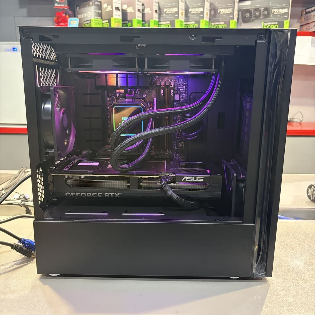 電腦內部整體組裝照，展示 M-ATX 主機板在 S400 機殼內的空間配置