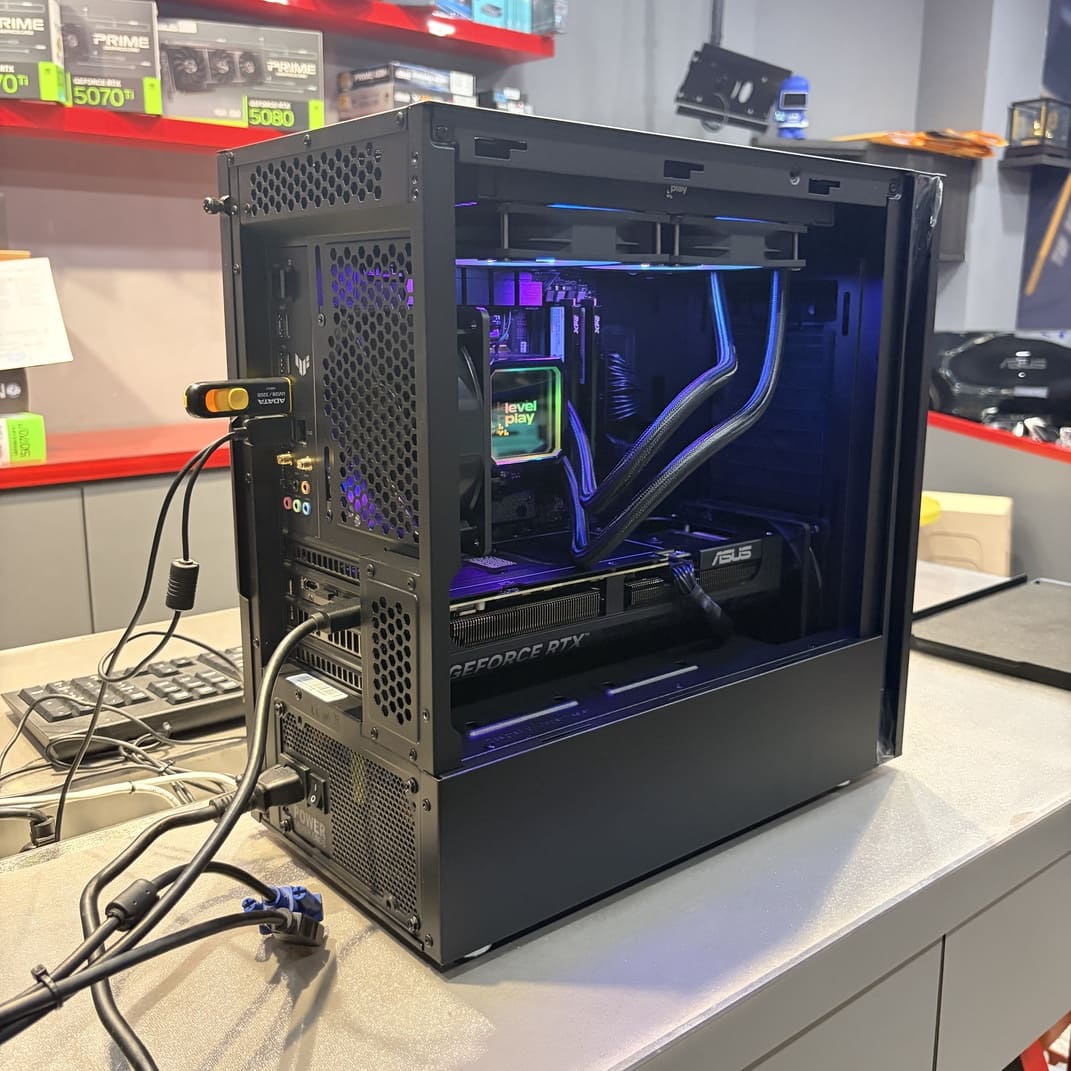 電腦主機背部視角，展示後方排風扇與線材整理狀況