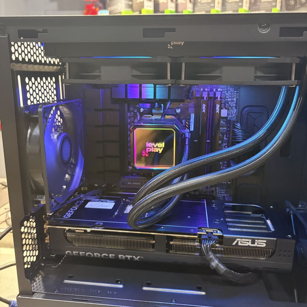 華碩 RTX 5070 Ti 顯示卡安裝特寫，Levelplay 240 水冷頭特寫