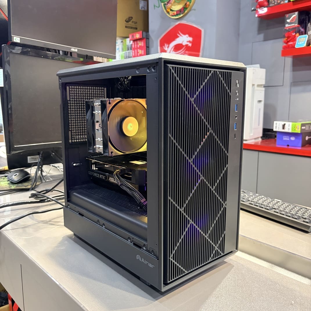 電腦開機 RGB 燈效展示 側透玻璃機殼 遊戲主機