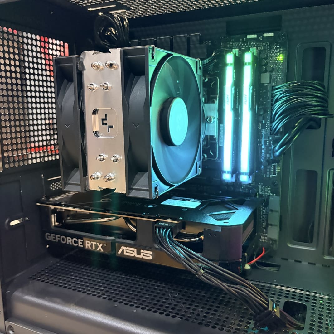 雙塔 CPU 散熱器特寫 Kingston Fury RGB 記憶體安裝細節