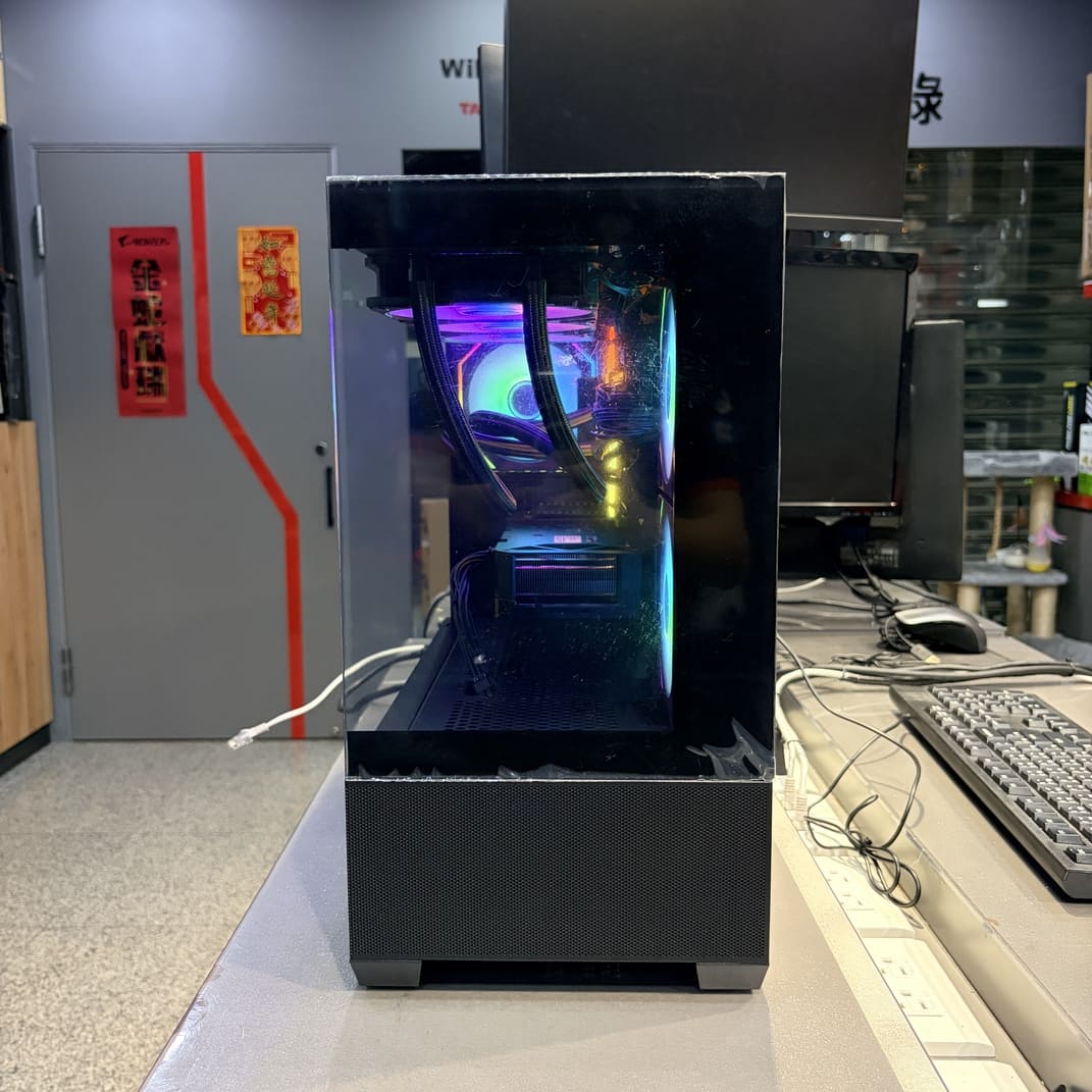 電腦主機完成品 玻璃側板反光質感 居家擺設