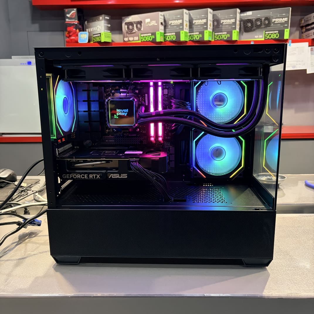 電腦組裝完工照 全景海景機殼 RTX5060Ti 側面視角