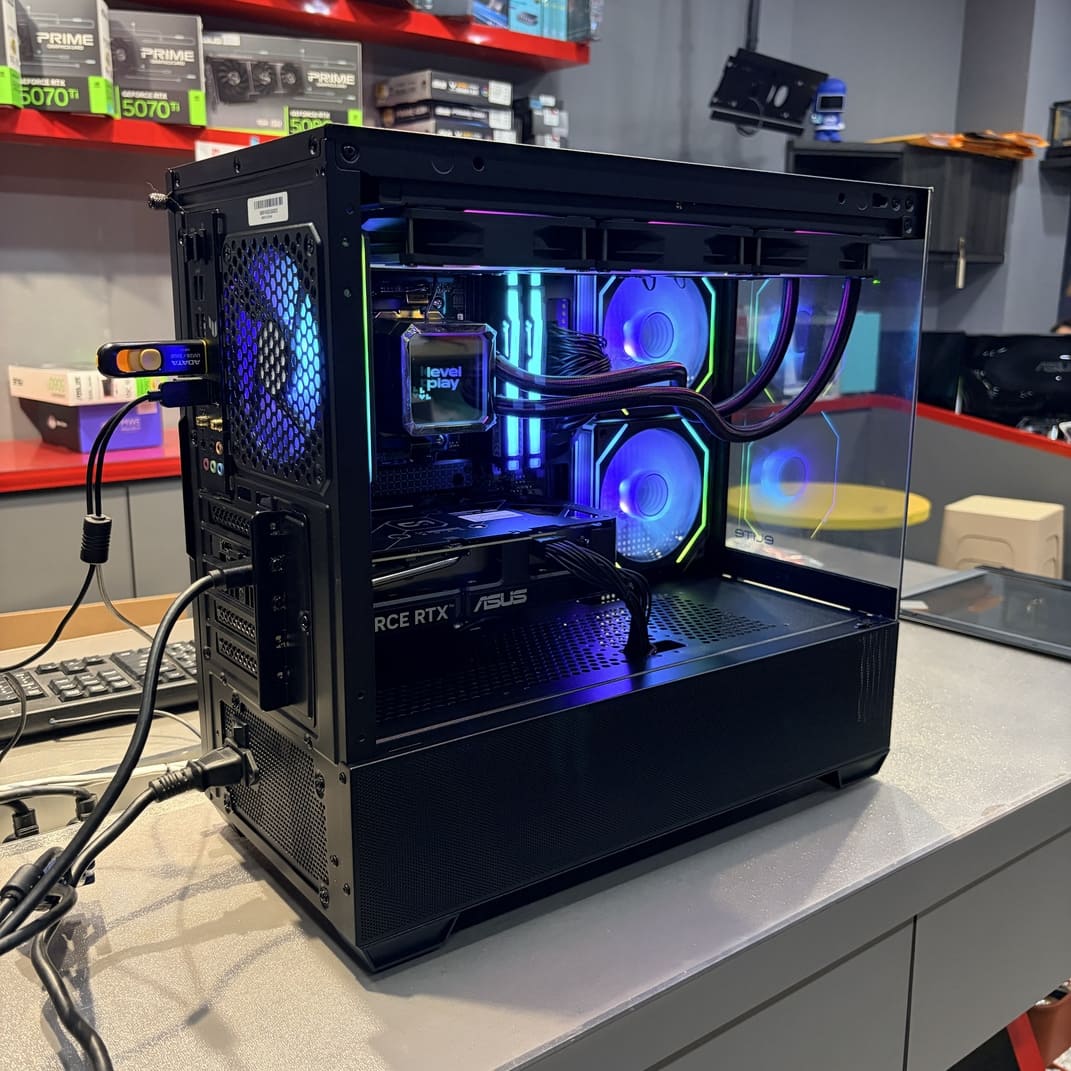 電腦主機背面 I/O介面 華碩顯卡輸出孔