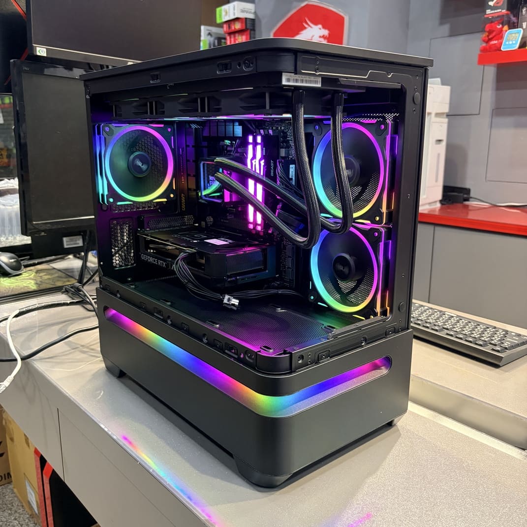 電腦組裝、AP202機殼、RTX 5060 Ti、全景美學