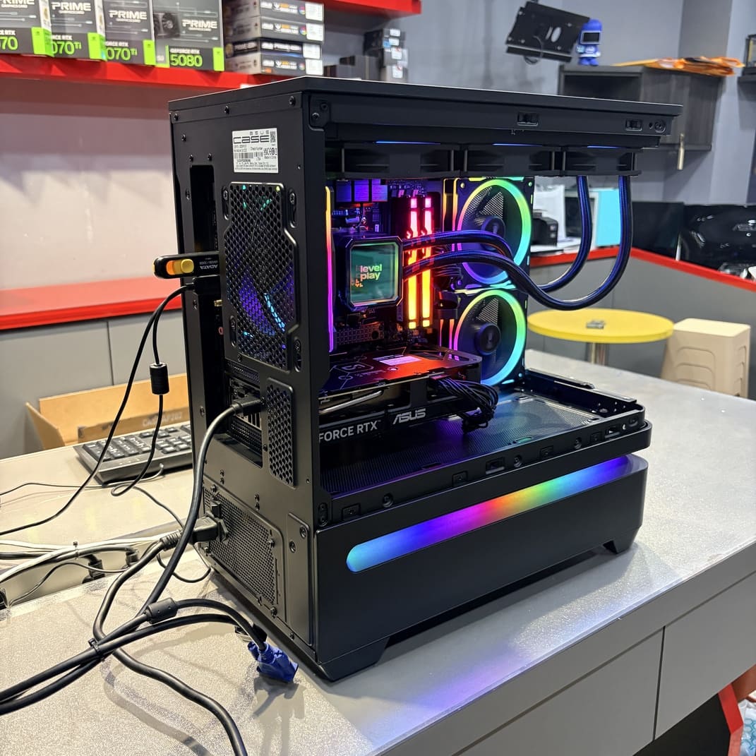 高雄電腦維修、機殼背部、電腦組裝、介面展示