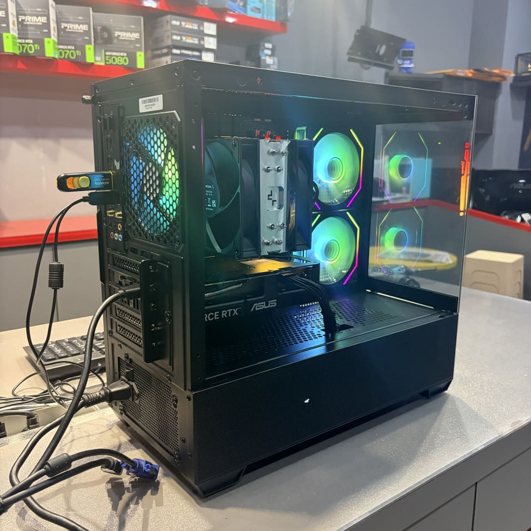 電腦組裝完工照, RTX 5060Ti, Elite 490 機殼, RGB 燈效, 側面視角