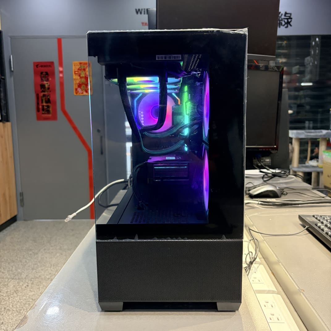 酷碼 Elite 490 機殼全景玻璃側面照，展示電腦組裝內部配置與 RGB 燈效