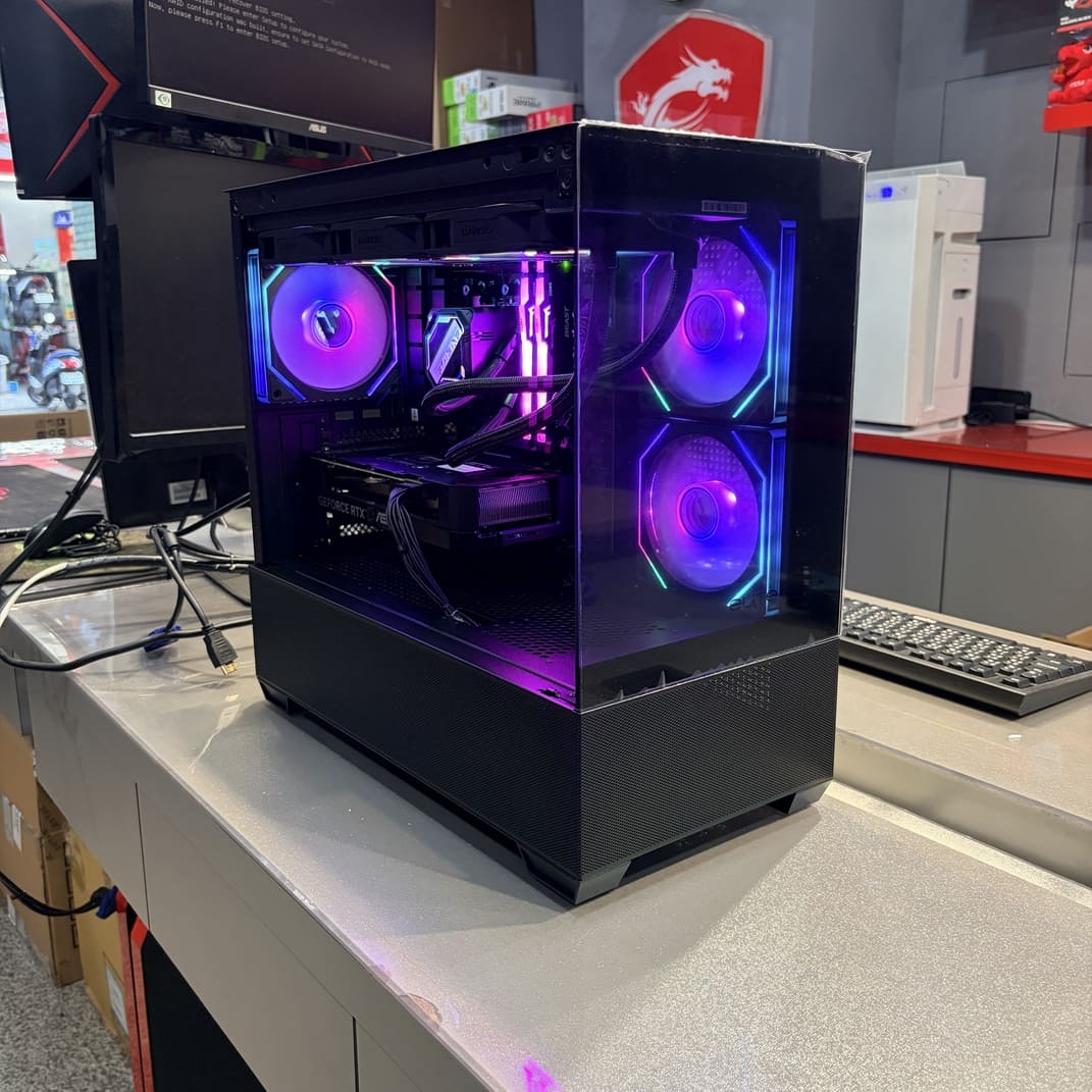 電腦主機開機斜視角，展示 RGB 燈光同步效果與機殼質感