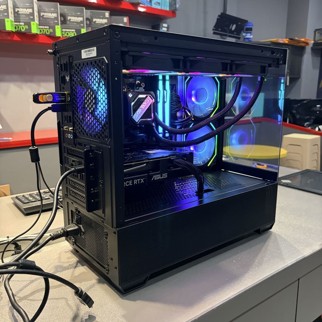 電腦主機背部 IO 介面特寫，展示 USB 插槽與 WiFi 天線連接埠