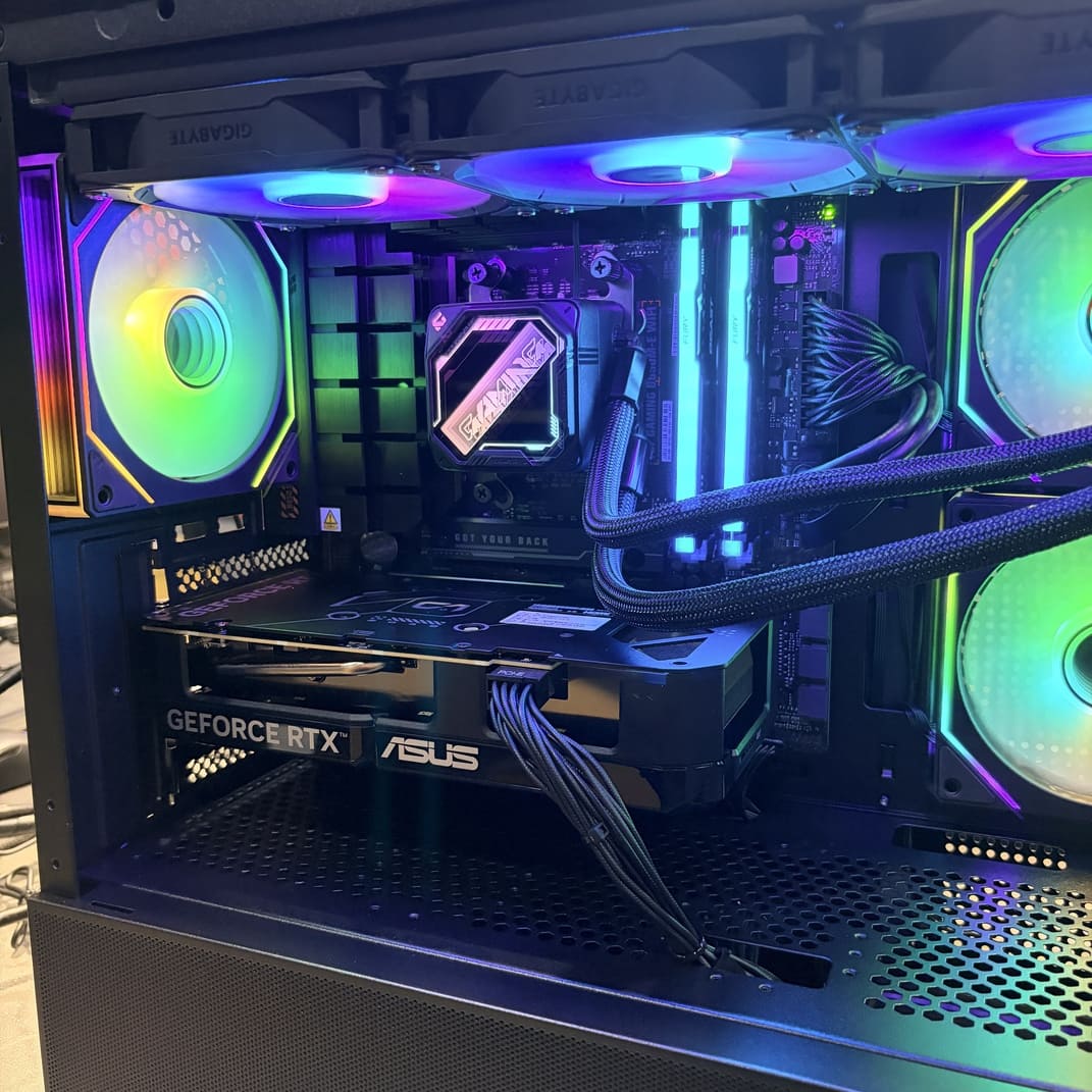 CPU 水冷頭與 DDR5 記憶體特寫，展示技嘉 GAMING 360 水冷細節