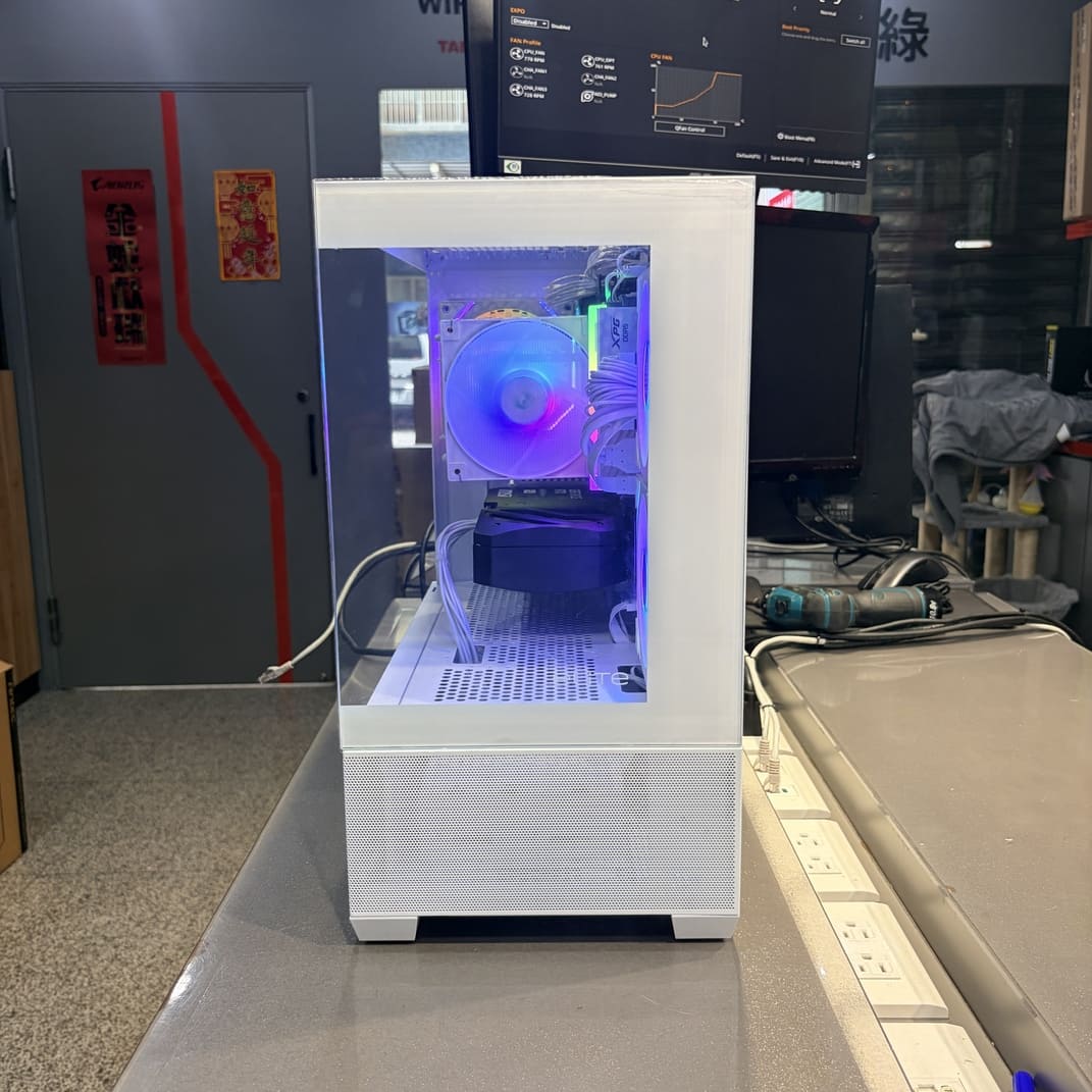 白色海景房機殼側面玻璃透視效果