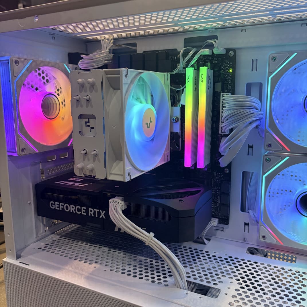 DeepCool AG400 散熱器與 ADATA DDR5 記憶體安裝特寫