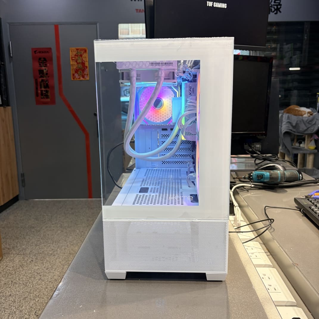 酷碼Elite 490白色機殼側面全景視角