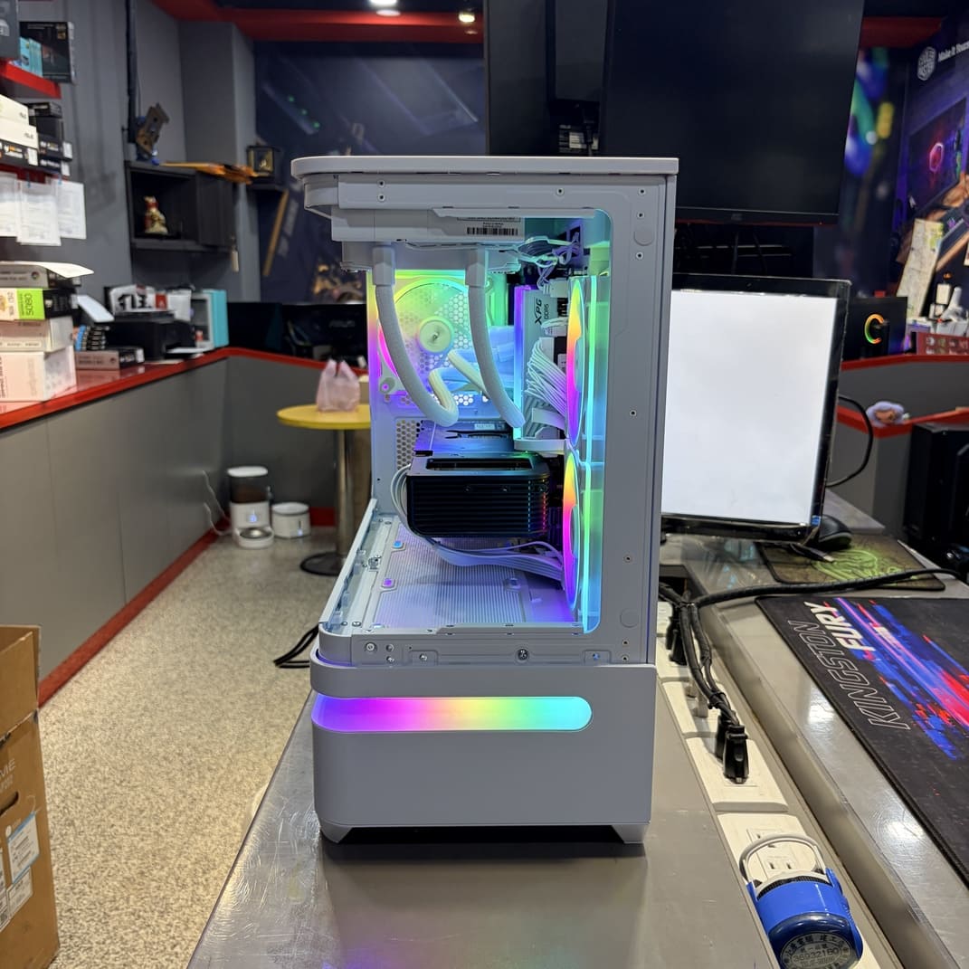 RTX 5080 顯卡安裝 華碩 AP202 正面視角 ARGB 燈效