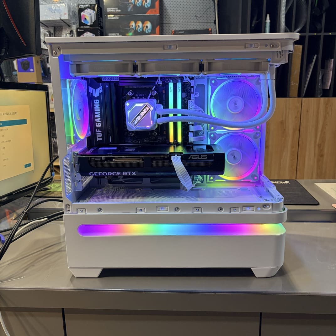 高雄電腦組裝推薦 白色全景機殼 RTX5080 內部整線