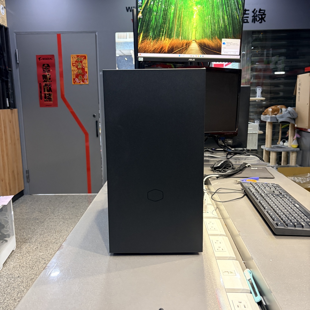 CoolerMaster Elite 490 機殼正面極簡設計與通風網孔展示