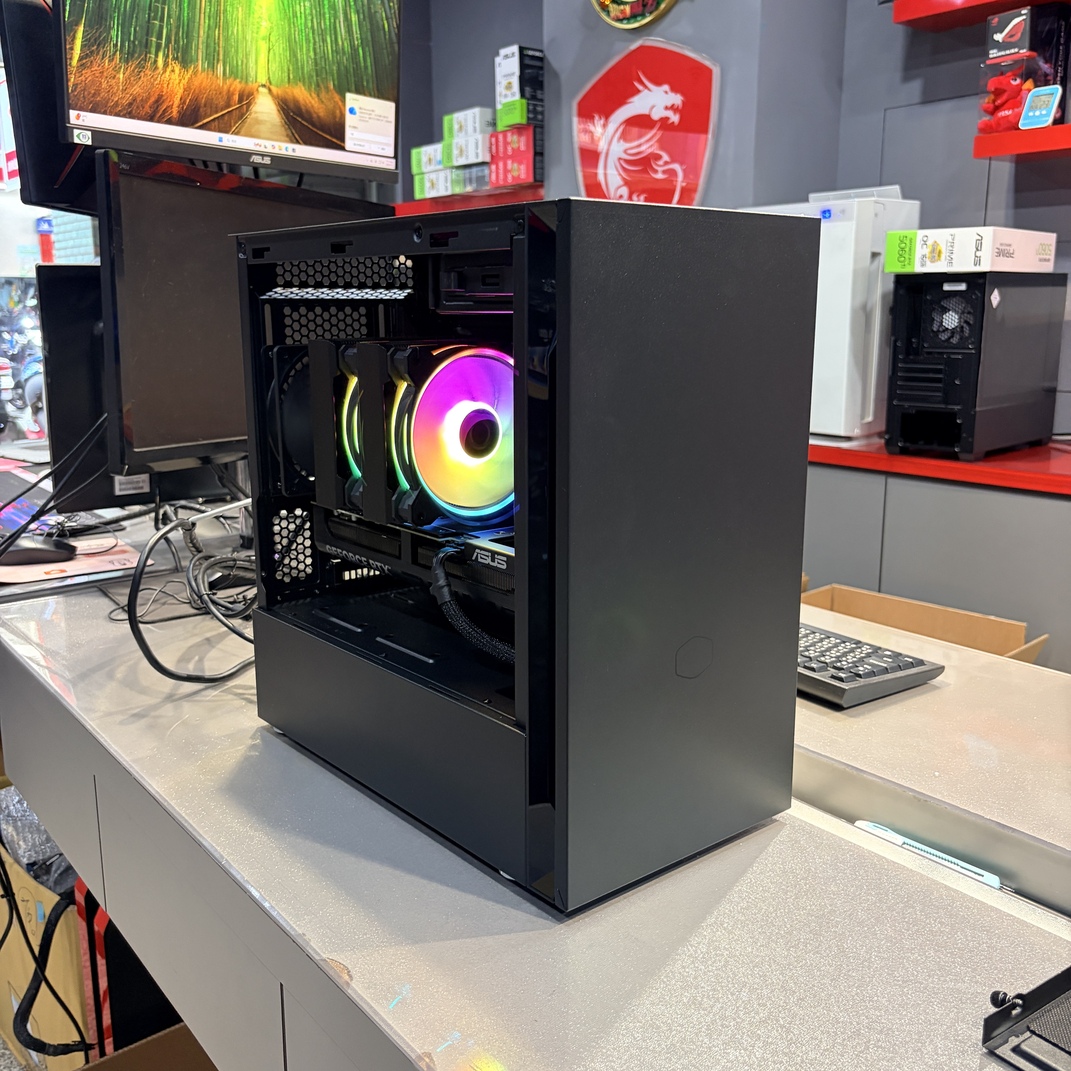電腦組裝推薦 R7 7700 搭配 RTX 5060 Ti 黑色系主機完工照