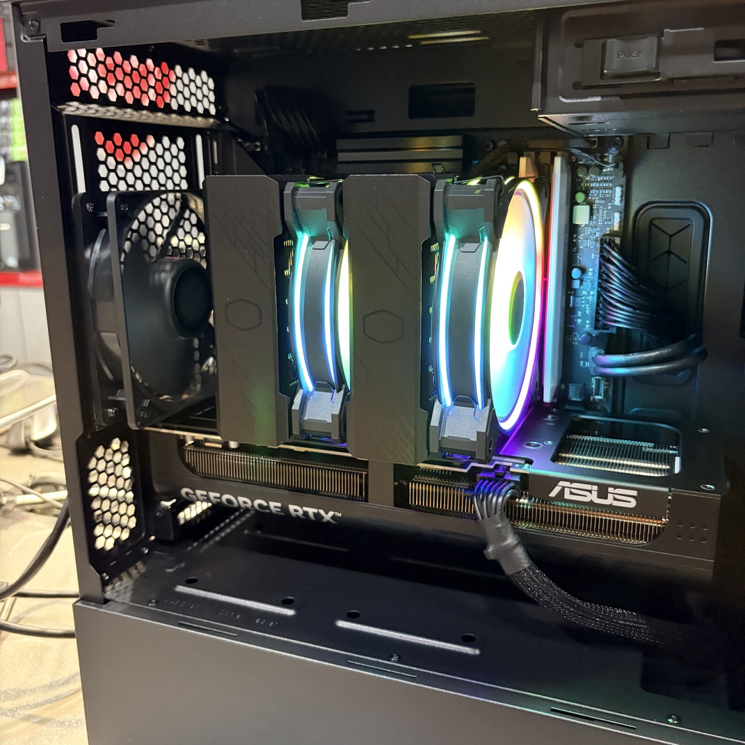 ASUS DUAL RTX 5060 Ti 顯卡安裝特寫與 CoolerMaster 散熱器 RGB 燈效