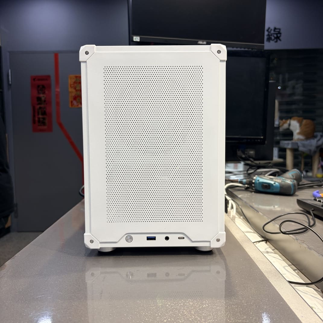 喬思伯 C6 Max 白色機殼正面全網孔設計，透氣散熱效果佳