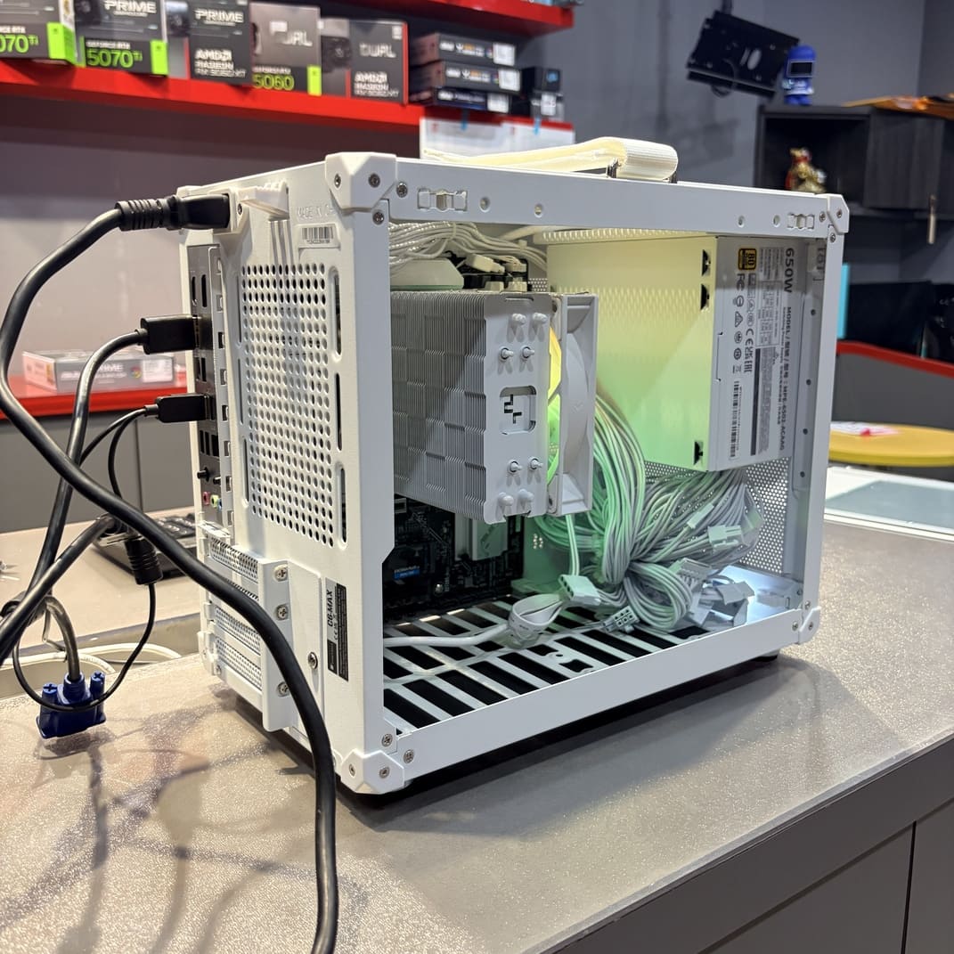 電腦主機背面連接埠展示，顯示豐富 USB 與影像輸出介面