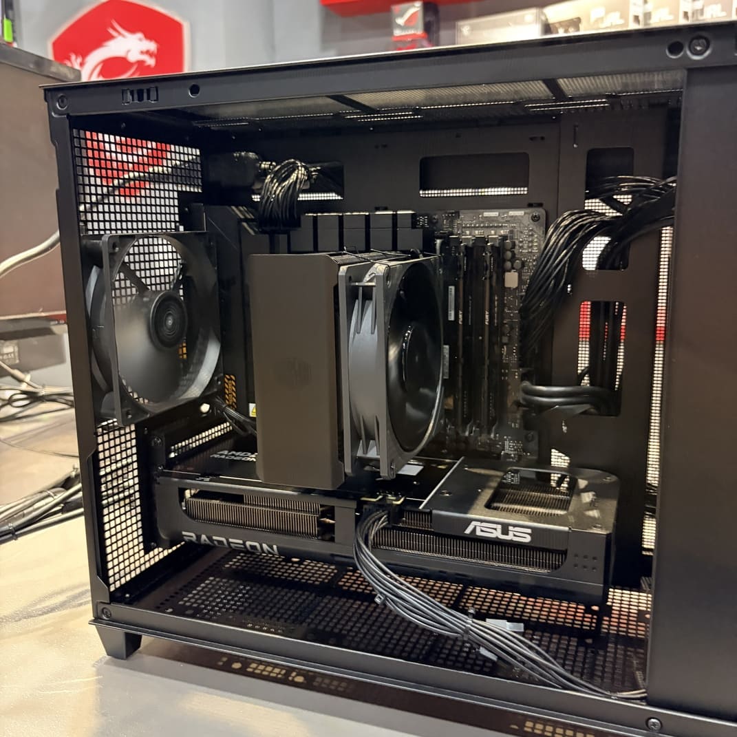 顯卡支撐架 ASUS Radeon 顯示卡特寫 電腦散熱風流