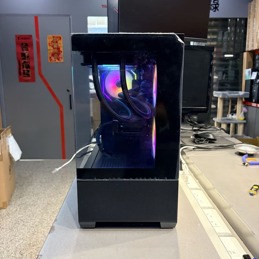 電腦機殼正面外觀，黑色極簡風格