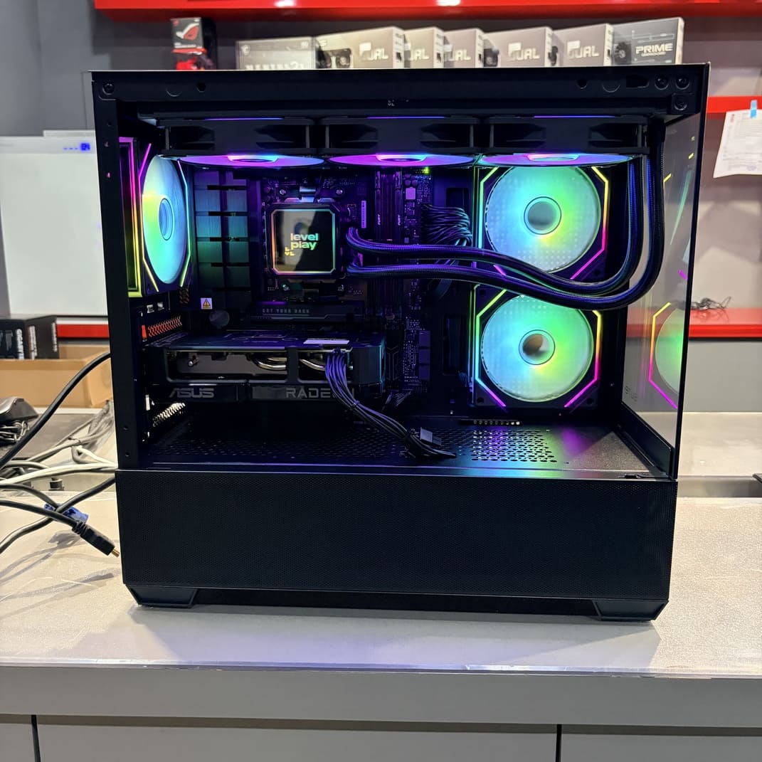 電腦組裝內部全景圖，展示水冷與顯卡安裝位置