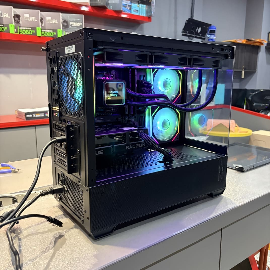 電腦機殼側面視角，展示RGB燈光與玻璃透側