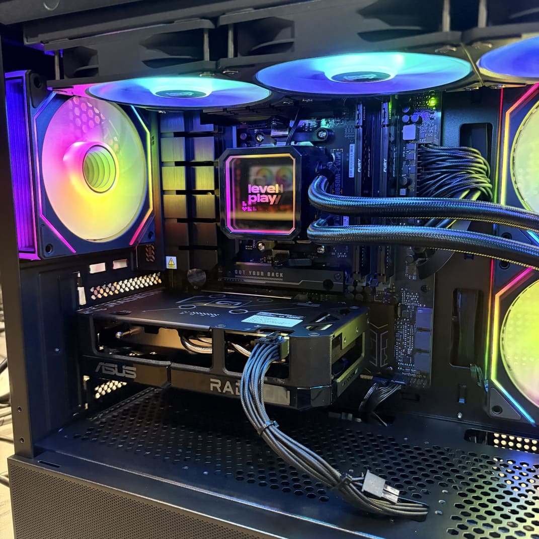 CPU水冷頭特寫與記憶體安裝細節