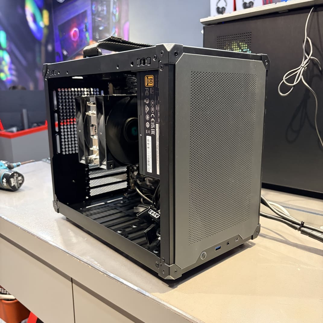 Jonsbo C6 MAX 手提把手設計與側面視角