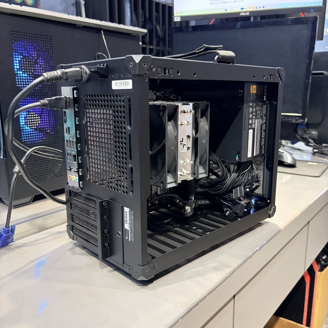 電腦主機背板 I/O 與線材整理