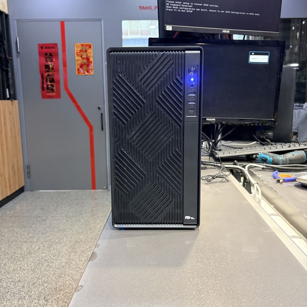 Power Master 亞碩M7 機殼正面照，幾何紋路設計，適合文書電腦組裝