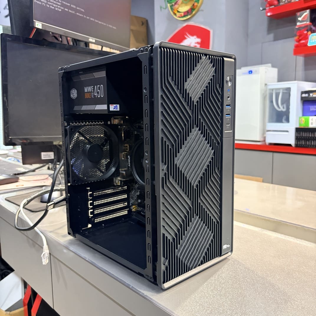 電腦主機側面照，展示後方風扇與散熱孔，適合高雄電腦維修散熱優化