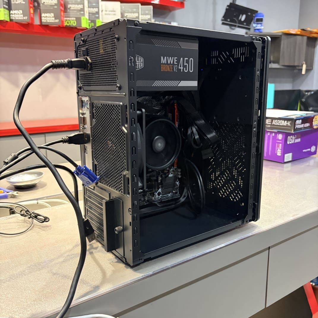 電腦主機背部視角，展示電源線連接與主機板I/O介面